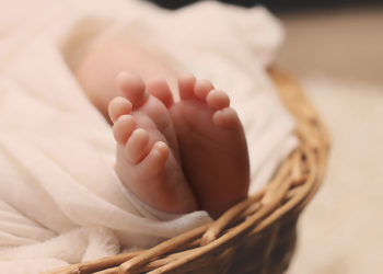 Mariborinfo: Bodo šle mamice z dojenčki na ulico? Država pobere polovico porodniške